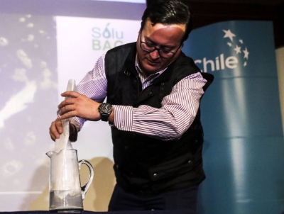 Demonstration of the plastic bag dissolving in water. ALBERTO PEÑA (EFE)
