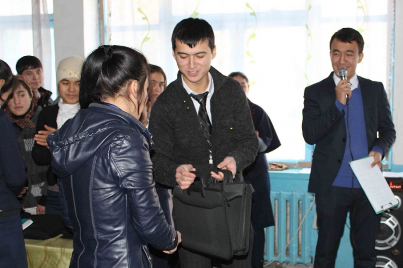 Participation des jeunes dans les régions frontalières du Tadjikistan et du Kirghizistan à faire face aux urgences et AIC